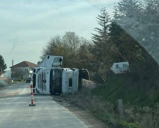 &Ccedil;aycuma&rsquo;da kontrolden &ccedil;ıkan tır devrildi
