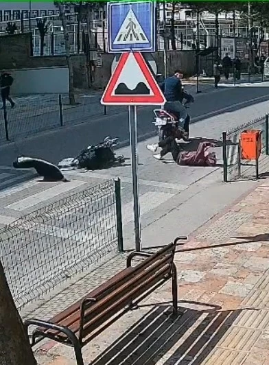 &Ccedil;aycuma&rsquo;da motosiklet yaya ge&ccedil;idinde anne ve &ccedil;ocuğuna &ccedil;arptı: 2 yaralı
