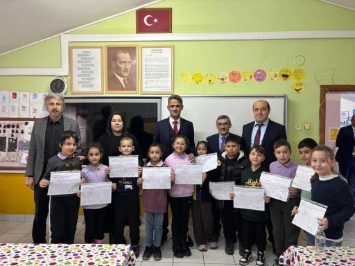 &Ccedil;aycuma&rsquo;da &ouml;ğrenciler karnelerini kaymakam Kaya&rsquo;nın elinden aldı
