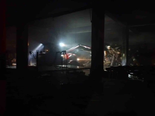&Ccedil;aycuma&rsquo;da sahur vakti &ccedil;ıkan yangında tekstil fabrikası alevlere teslim oldu
