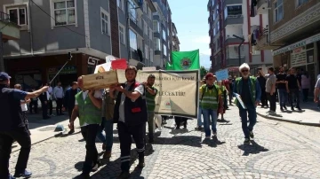 Çayı tabuta koyarak sokak sokak gezdirdiler
