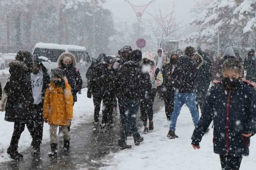 &Ccedil;ayırlı ve Kemah il&ccedil;elerinde eğitime bir g&uuml;n ara verildi

