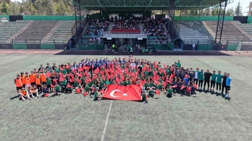 &Ccedil;ayırova&rsquo;da 19 Mayıs coşkusu yeşil sahaya taşındı

