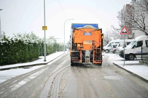 &Ccedil;ayırova&rsquo;da karla m&uuml;cadele s&uuml;r&uuml;yor

