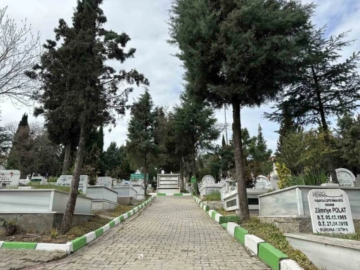 Çayırova’da mezarlıklar bayrama hazır
