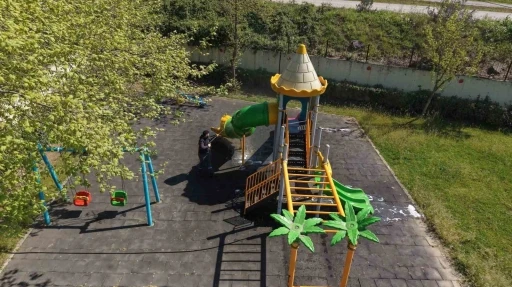&Ccedil;ayırova&rsquo;da parkların oyun grupları yıkanıyor
