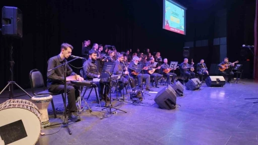 &Ccedil;ayırova&rsquo;da T&uuml;rk Halk M&uuml;ziği Korosu konser verdi
