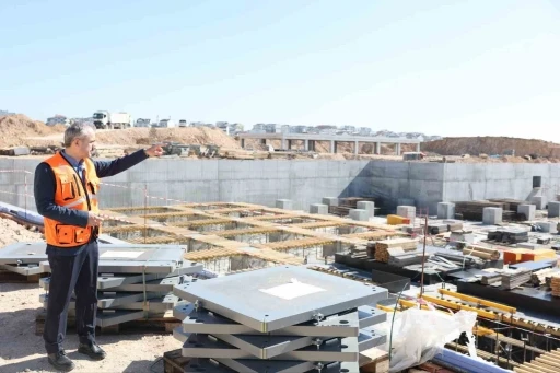 &Ccedil;ayırova Devlet Hastanesi inşaatında deprem izolat&ouml;rlerinin montajına başlandı
