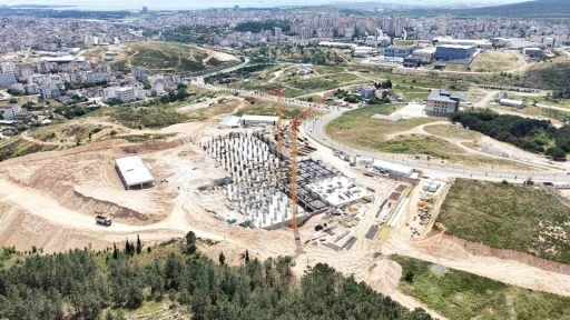 &Ccedil;ayırova Devlet Hastanesi&rsquo;nde 200 yataklı, deprem izolat&ouml;rl&uuml; inşaatta kaba yapının yarısına yaklaşıldı
