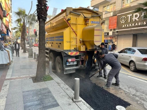&Ccedil;ayırova&rsquo;nın en işlek caddesinde asfalt onarımı yapıldı
