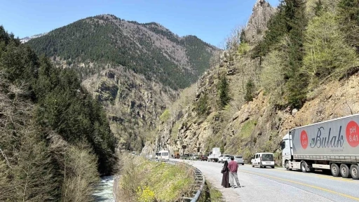 &Ccedil;aykara-Uzung&ouml;l karayolunda kaya d&uuml;şmesi nedeniyle ulaşım kontroll&uuml; sağlanıyor
