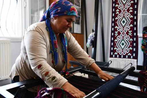 Cefakar anne, heybe yaparak d&ouml;rt &ccedil;ocuk okuttu
