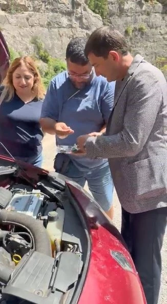 Cehennem Deresi Kanyonu&rsquo;na gitmek isteyen ailenin aracı yolda kalınca yardımlarına belediye başkanı koştu
