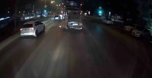 &Ccedil;ekici otomobili yola d&uuml;ş&uuml;rd&uuml;
