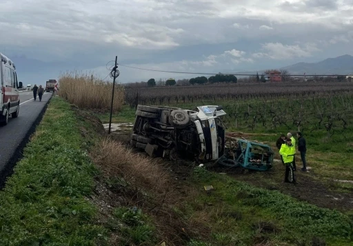 &Ccedil;ekiciden savrulan kamyon şarampole u&ccedil;tu
