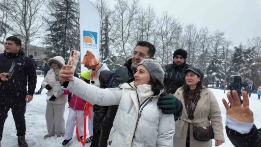 &Ccedil;ekmek&ouml;y&rsquo;de kar şenliği: Y&uuml;zlerce vatandaş doyasıya eğlendi
