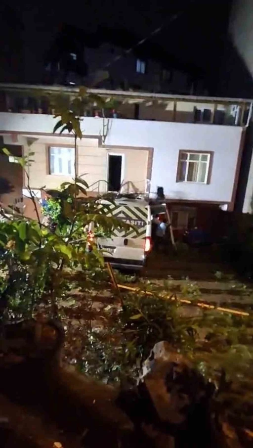 &Ccedil;ekmek&ouml;y&rsquo;de servis minib&uuml;s&uuml; evin bah&ccedil;esine u&ccedil;tu: 1 yaralı

