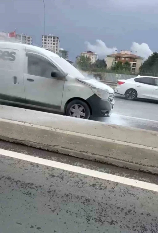 &Ccedil;ekmek&ouml;y&rsquo;de yanan otomobil vatandaşların m&uuml;dahalesiyle s&ouml;nd&uuml;r&uuml;ld&uuml;
