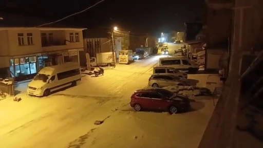 &Ccedil;elikhan il&ccedil;esinde kar yağışı
