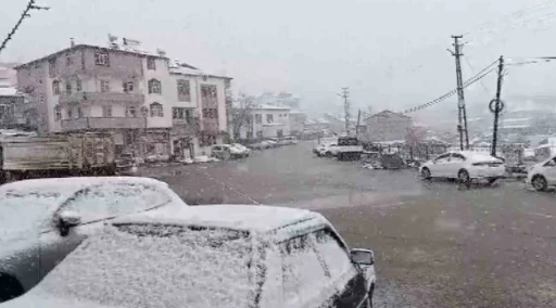 &Ccedil;elikhan il&ccedil;esinde kar yağışı başladı
