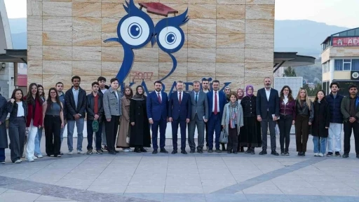 Cem Şahin ve Rekt&ouml;r Kırışık Sosyalfest&rsquo;te &ouml;ğrencilerle buluştu
