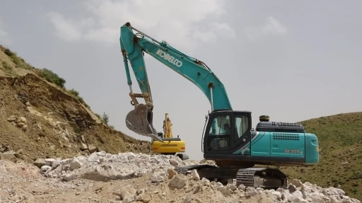 Çemikari Yaylası’ndaki yollarda çalışmalar devam ediyor
