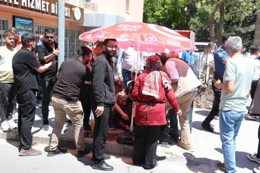 Cenaze &ccedil;ıkışında yol verme kavgası kanlı bitti: 1 yaralı, 2 g&ouml;zaltı
