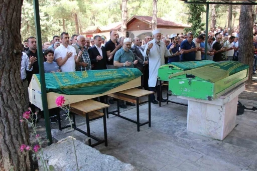 Cenaze d&ouml;n&uuml;ş&uuml; kazada hayatını kaybeden anne ve 2 oğlu son yolculuklarına uğurlandı
