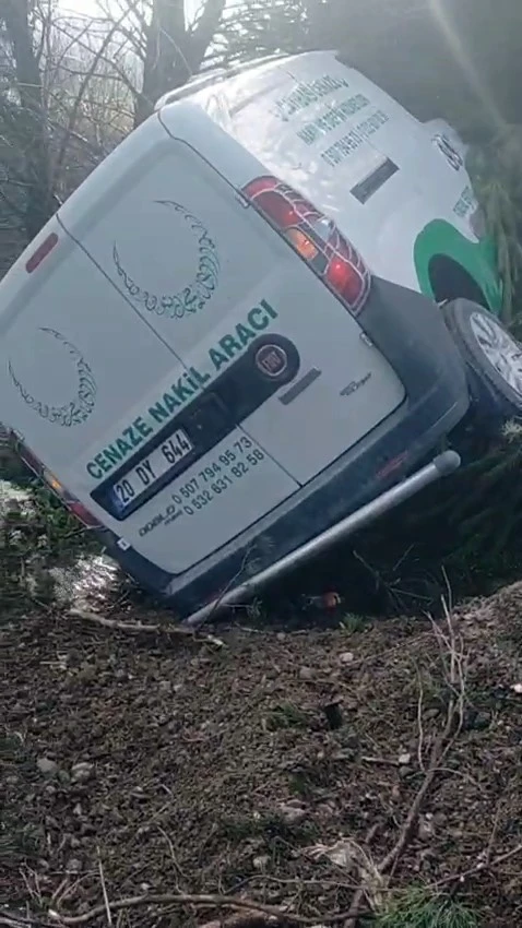 Cenaze nakil aracı kaza yaptı, ara&ccedil;taki 2 kişi yaralandı
