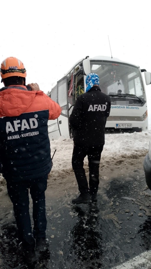 Cenaze taşıyan minib&uuml;s devrildi: 22 yaralı
