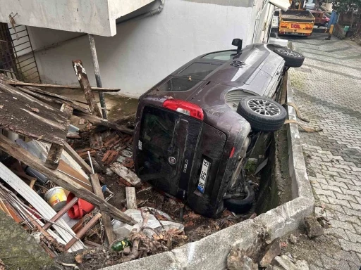 &Ccedil;engelk&ouml;y&rsquo;de vitesi boşta kalan ara&ccedil; bah&ccedil;eye u&ccedil;tu
