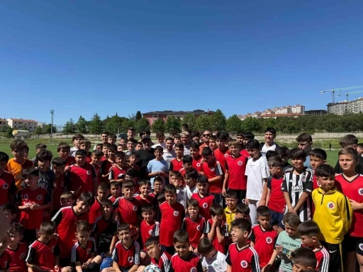 Cengiz &Uuml;nder, memleketi Balıkesir&rsquo;de gen&ccedil; sporcularla buluştu
