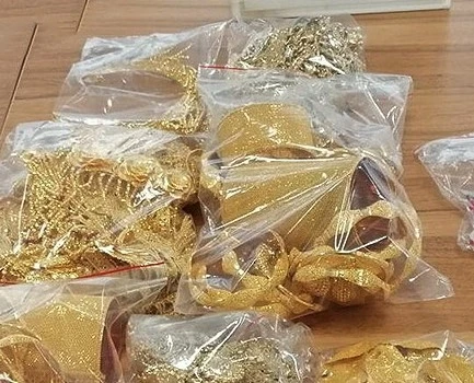 Ceplerindeki 200 bin euro değerindeki altın ve platin takılarla sınırda yakalandı
