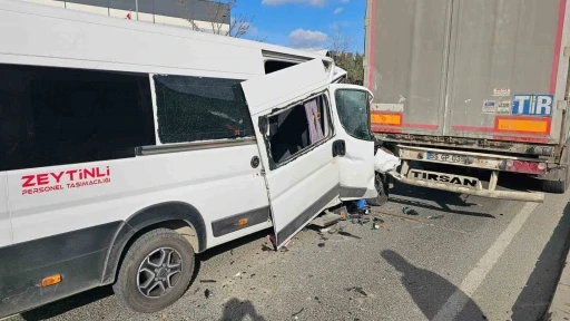&Ccedil;erkezk&ouml;y&rsquo;de iş&ccedil;i servisi tıra &ccedil;arptı: 1&rsquo;i ağır 4 yaralı
