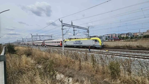 &Ccedil;erkezk&ouml;y&rsquo;de yolcu treni raydan &ccedil;ıktı
