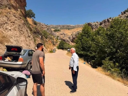 &Ccedil;ermik Belediye Başkanı Karamehmetoğlu, turistlerle bir araya geldi
