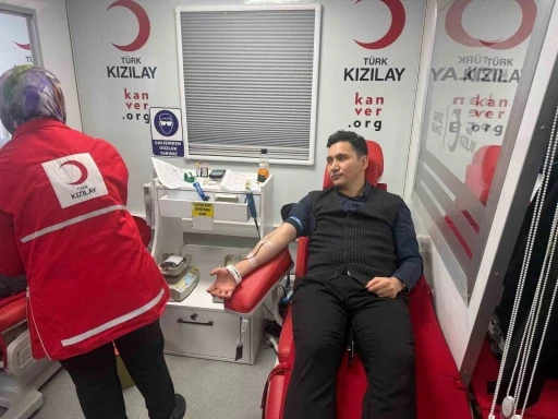 &Ccedil;ermik Kaymakamı Karataş, kan bağışında bulundu
