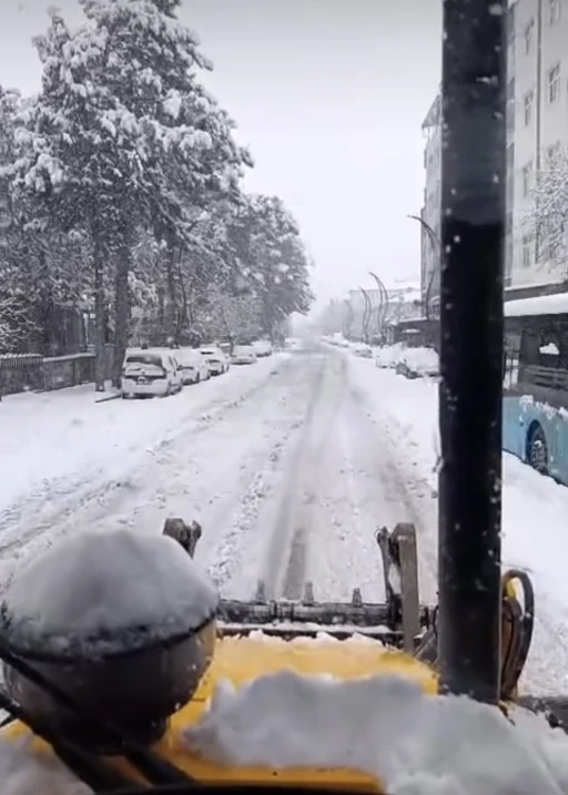 &Ccedil;ermik&rsquo;te karla m&uuml;cadele devam ediyor
