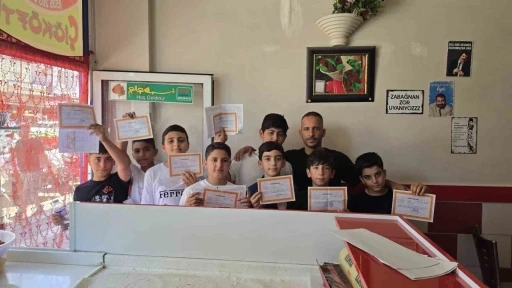 &Ccedil;ermik&rsquo;te takdirini alan &ouml;ğrenciler d&uuml;r&uuml;mc&uuml;ye koştu
