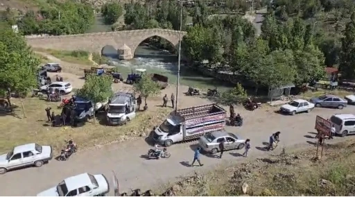 &Ccedil;ermik&rsquo;te tarihi k&ouml;pr&uuml; yanında hayvan pazarı kuruldu
