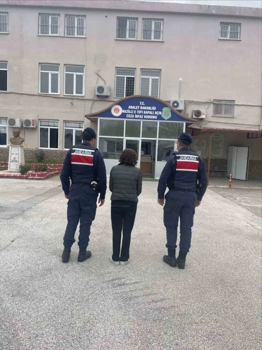 &Ccedil;eşitli su&ccedil;lardan aranan 2 şahıs Aydın&rsquo;da yakalandı
