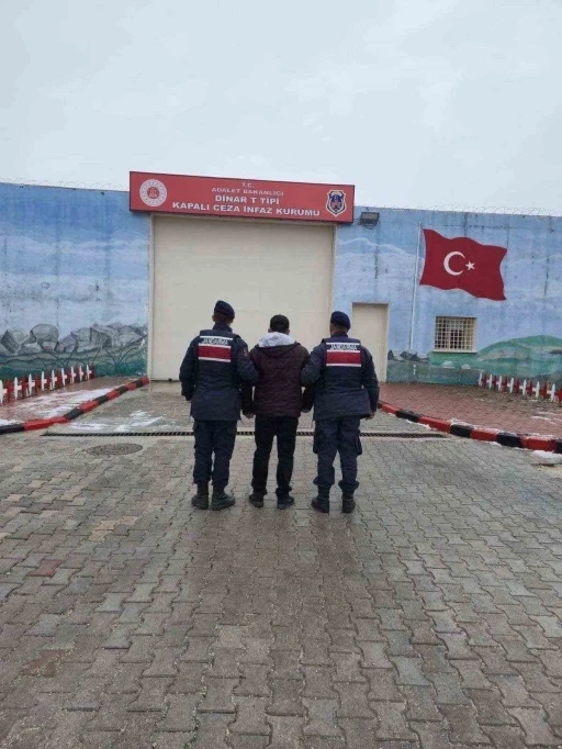 &Ccedil;eşitli su&ccedil;lardan aranan 24 kişiyi jandarma yakaladı
