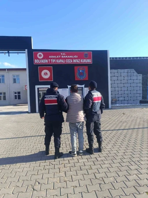 Çeşitli suçlardan aranan şahsı jandarma yakaladı
