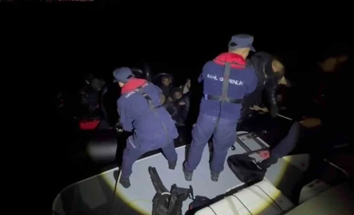 &Ccedil;eşme a&ccedil;ıklarında 34 d&uuml;zensiz g&ouml;&ccedil;men yakalandı
