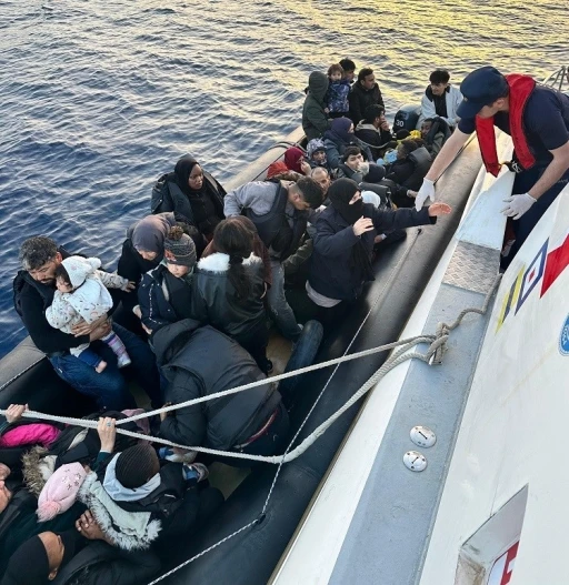 &Ccedil;eşme a&ccedil;ıklarında lastik botta 39 d&uuml;zensiz g&ouml;&ccedil;men yakalandı
