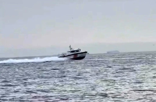 &Ccedil;eşme a&ccedil;ıklarında m&uuml;lteci hareketliliği: Sahil G&uuml;venlik m&uuml;lteci botunu takip etti
