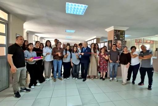 &Ccedil;eşme Atat&uuml;rk Anadolu Lisesi&rsquo;nden "Renklerin Fısıltısı" resim sergisi
