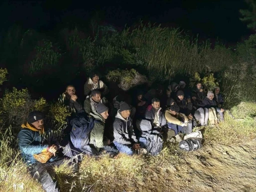 &Ccedil;eşme&rsquo;de 21 ka&ccedil;ak g&ouml;&ccedil;men yakalandı, 1 organizat&ouml;r tutuklandı
