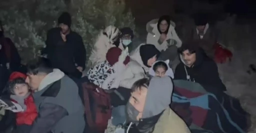 &Ccedil;eşme&rsquo;de 25 d&uuml;zensiz g&ouml;&ccedil;men yakalandı
