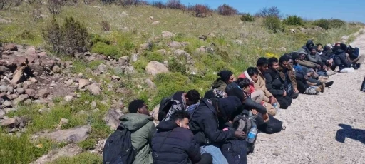 &Ccedil;eşme&rsquo;de 36 yasa dışı g&ouml;&ccedil;men ve 2 organizat&ouml;r yakalandı
